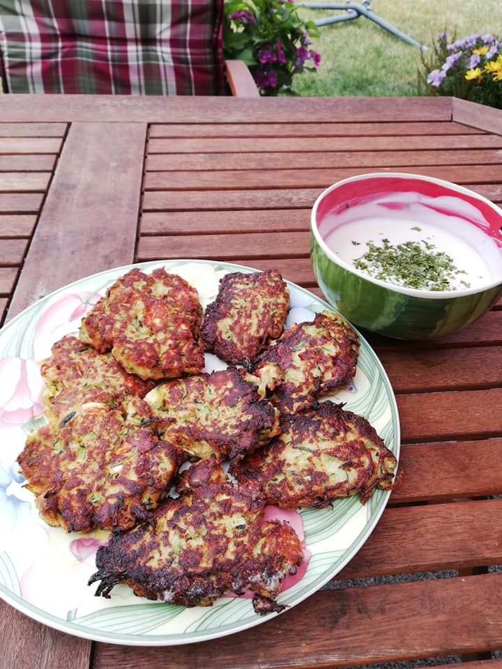 Zucchini Puffer Mit Joghurt Knoblauch Dip Vegetarisch Christines Foodblog