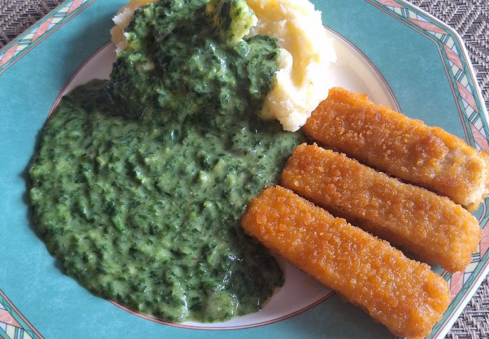 Spinat mit Kartoffelpürre Vegan Fischstäbchen Bratwurst