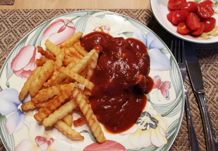 Currywurst / Curryfrikadelle Vegan mit Ofenpommes und Salat