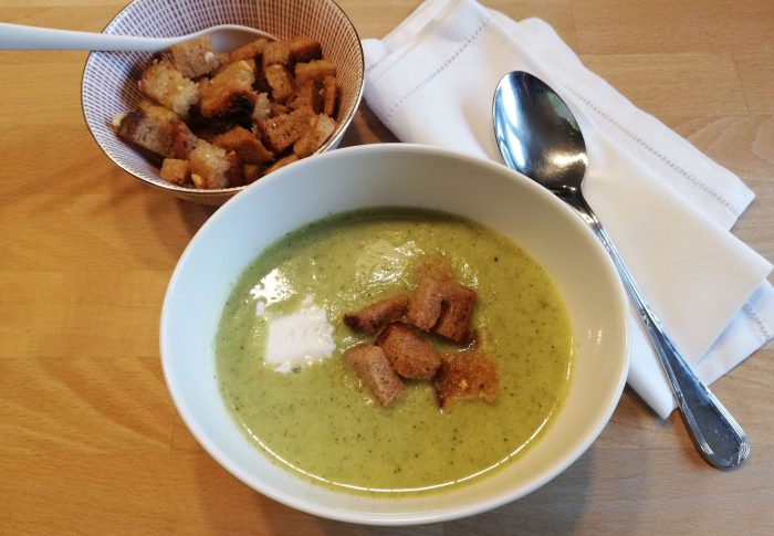 Brokkolisuppe mit Croutons Vegan