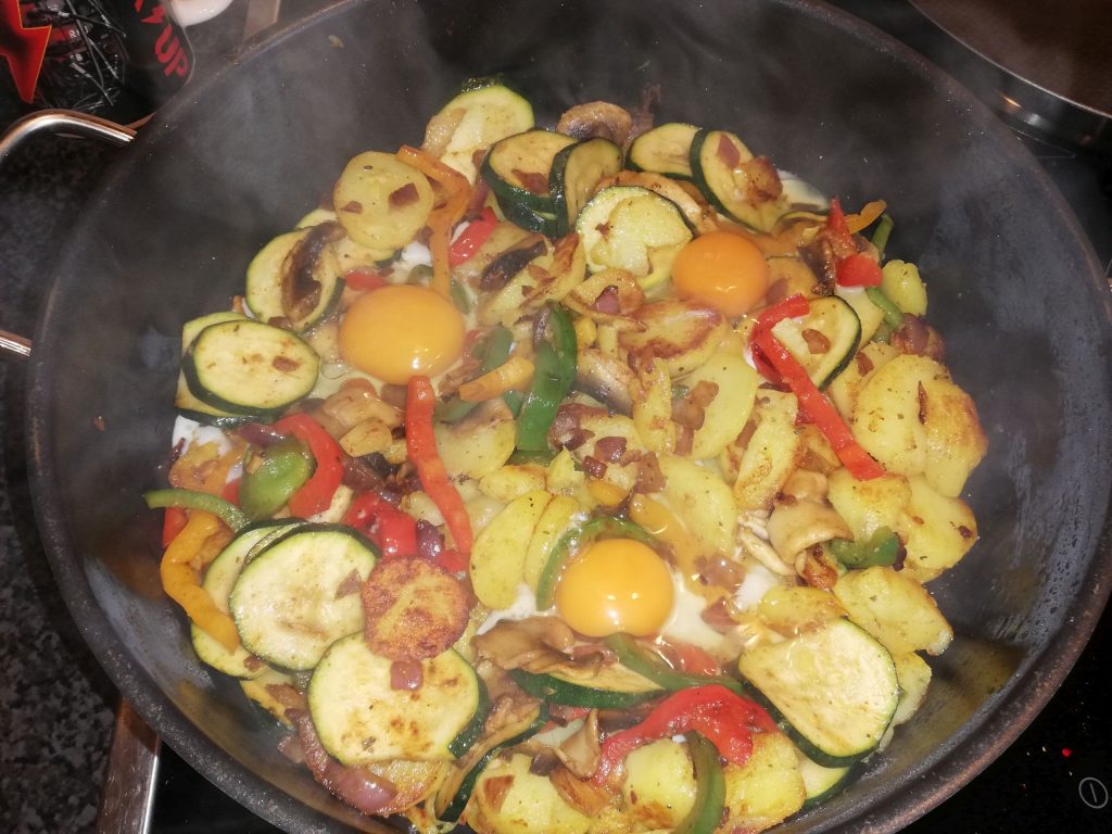 Bratkartoffeln mit Zucchini-Paprika-Gemüse und Spiegelei – Christines ...