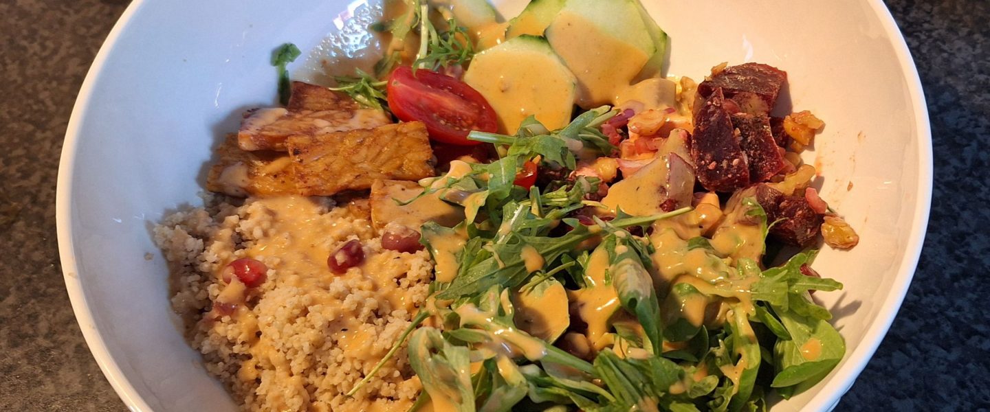 Sommerliche Bowl Salat Vegan Dressing