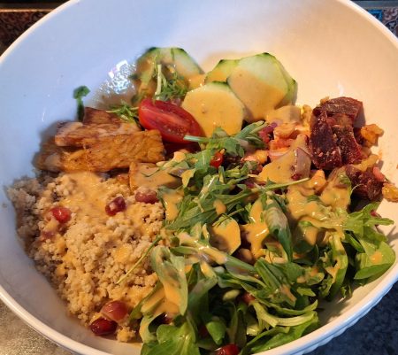 Sommerliche Bowl Salat Vegan Dressing