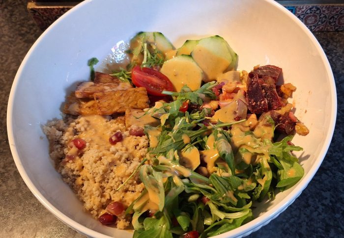 Sommerliche Bowl Salat Vegan Dressing