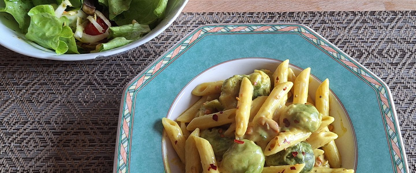 Pasta mit Rosenkohl Currysoße Vegan