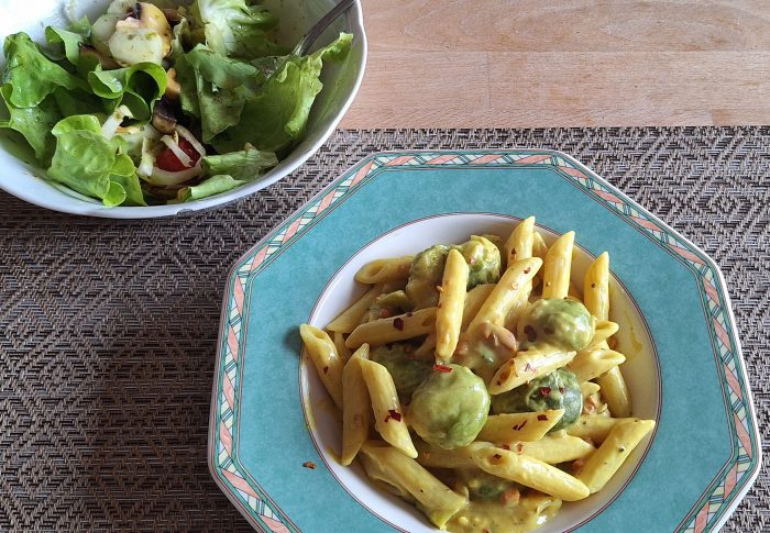 Pasta mit Rosenkohl Currysoße Vegan