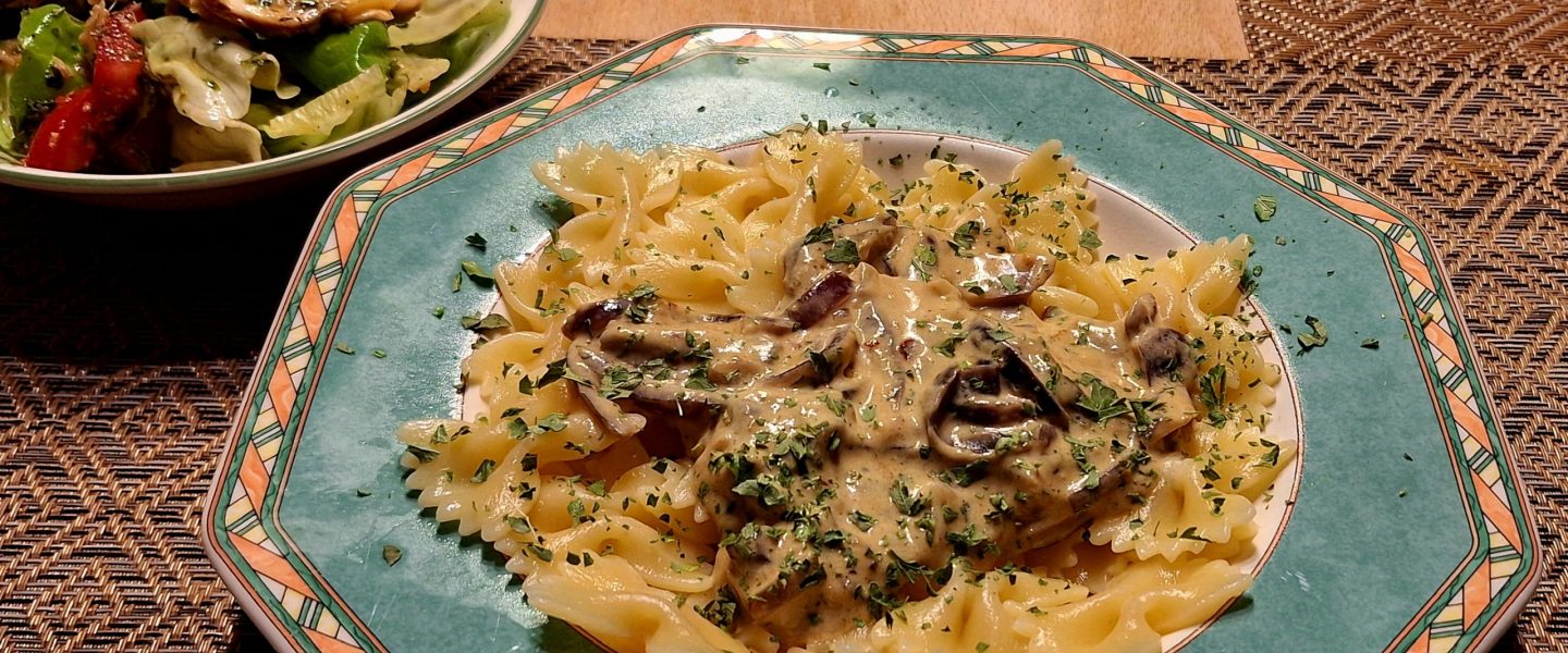 Pasta mit Zwiebel Sahnesoße Vegan