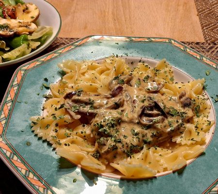 Pasta mit Zwiebel Sahnesoße Vegan