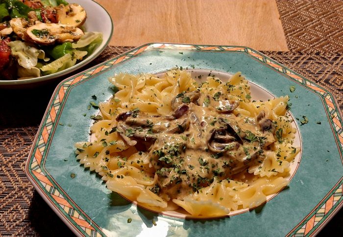 Pasta mit Zwiebel Sahnesoße Vegan