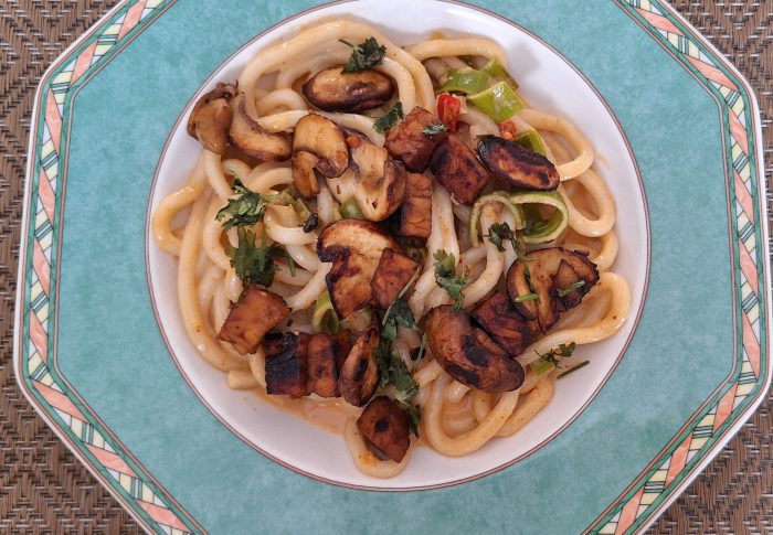 Udon Nudeln mit knusprigem Tempeh in Curry Kokossoße Vegan