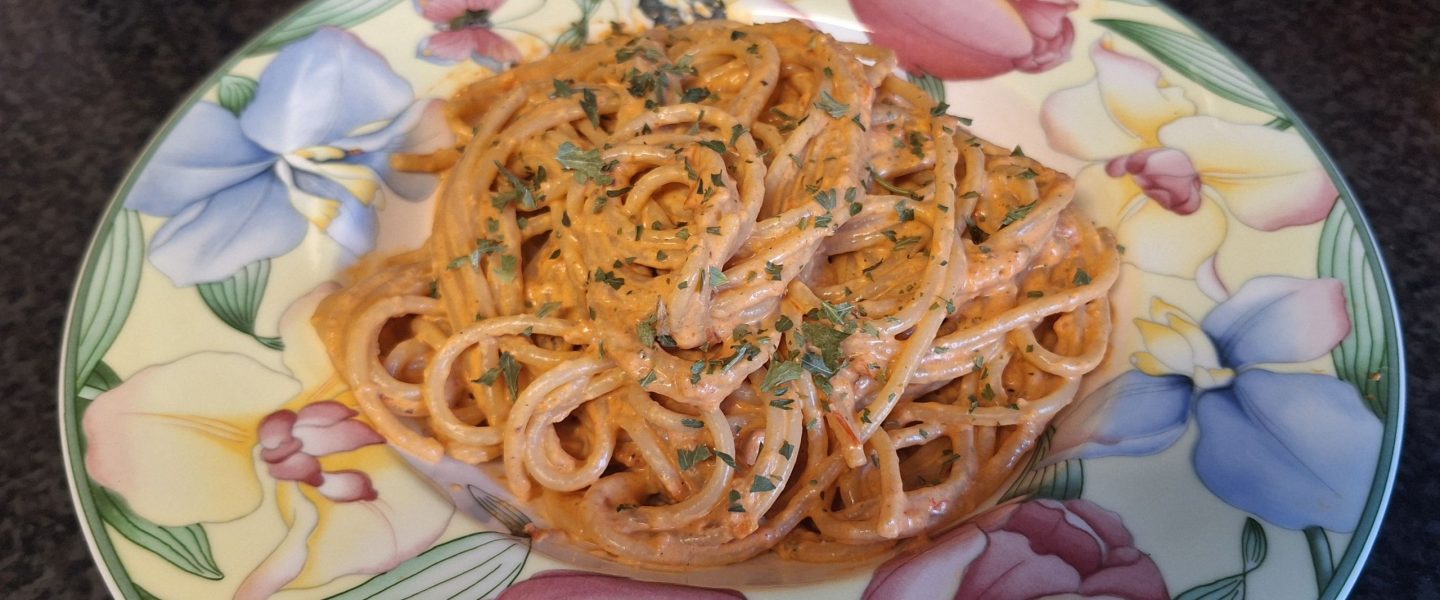 Pasta mit cremiger Tomaten Paprikasoße Vegan