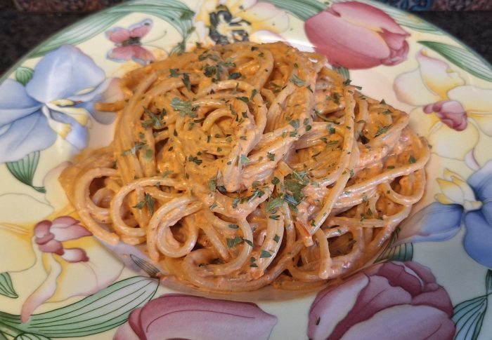 Pasta mit cremiger Tomaten Paprikasoße Vegan